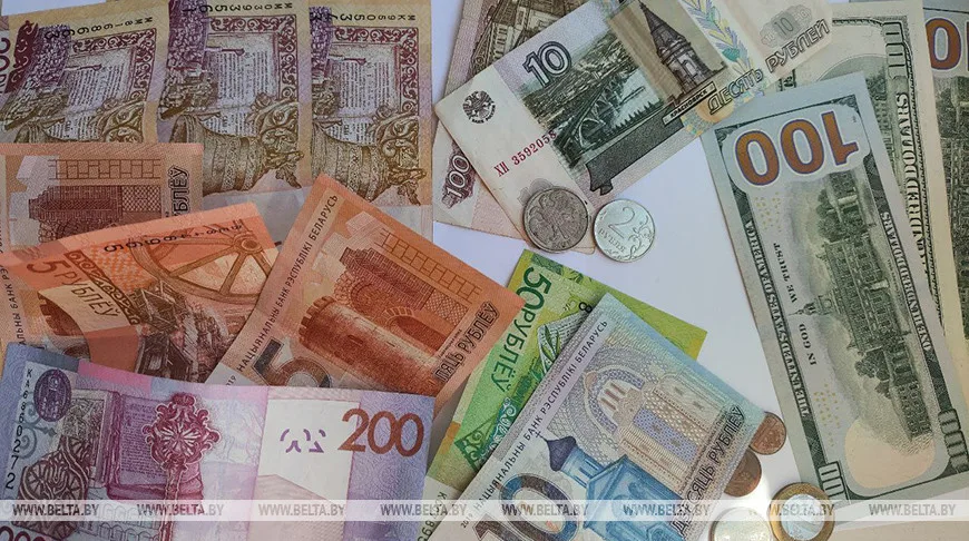 На торгах 28 августа доллар подорожал до 3,0396 рубля