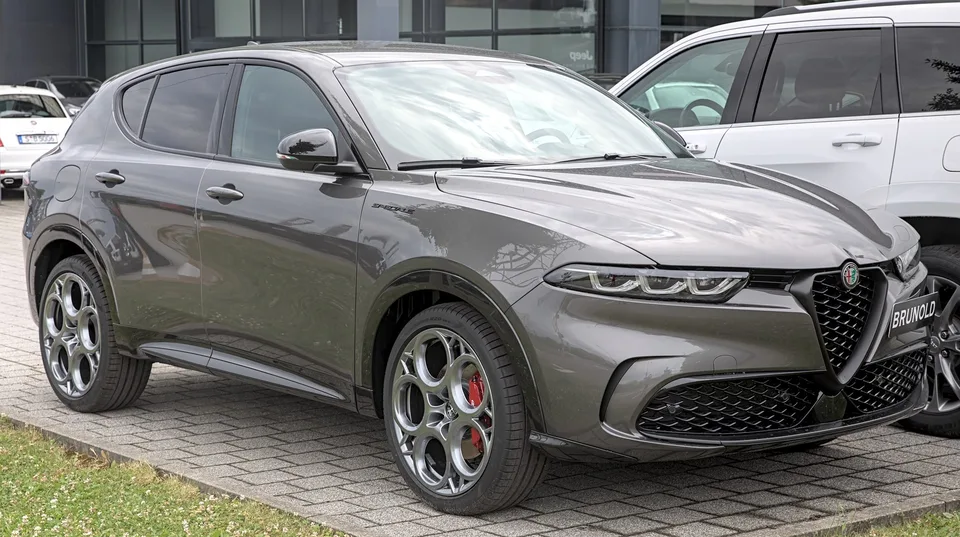 Alfa Romeo показала первый тизер нового кроссовера на смену Tonale