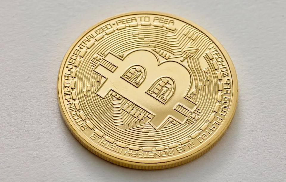 Биткоин упал ниже $65 тысяч после атаки на танкеры и скачка нефти выше $100
