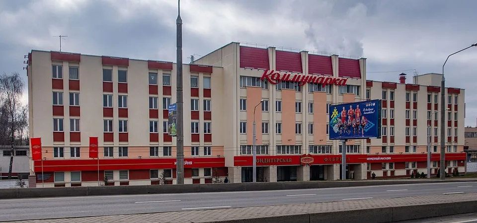 Белорус открыл «Любимую Алёнку» — внутри две личинки. Что ответили на «Коммунарке»