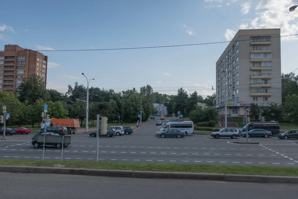 76-летнего водителя нашли по видео из сети. Opel проехал минский перекрёсток задним ходом